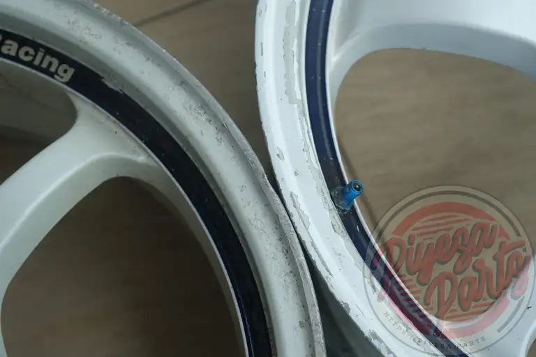Yokohama Advan RG 17x7.5 +45 4x100